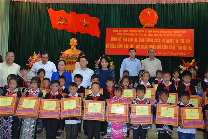 ທ່ານນາງຮອງປະທານປະເທດ ດັ້ງທິງອກທິ້ງ ຢ້ຽມຢາມ ແລະ ມອບຂອງຂວັນຢູ່ເມືອງໝູ່ກາງຈ໋າຍ