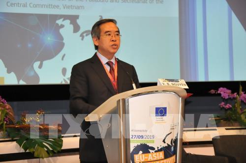 ຫົວໜ້າຄະນະເສດຖະກິດສູນກາງພັກ ຫງວຽນວັນບິ່ງ ເຂົ້າຮ່ວມເວທີປາໄສການເຊື່ອມຕໍ່ລະຫວ່າງເອີລົບ-ອາຊີ