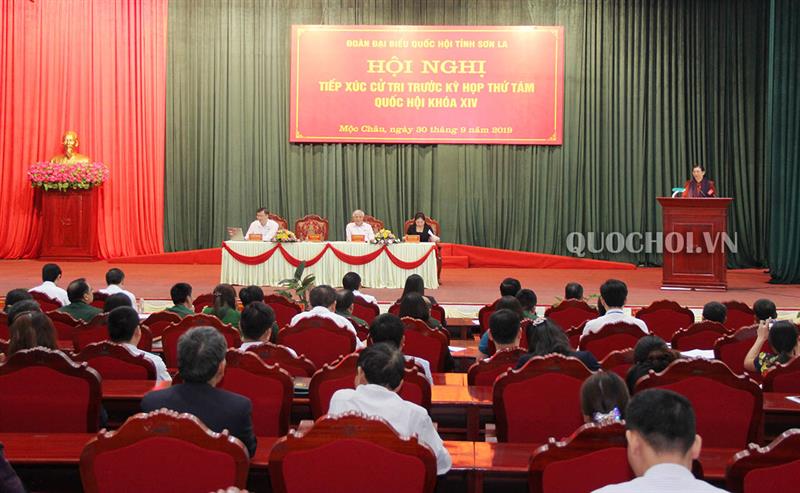 ຮອງປະທານສະພາແຫ່ງຊາດຫວຽດນາມ ຕ່ອງທິຟ໊ອງ ພົບປະກັບຜູ້ມີສິດເລືອກຕັ້ງຢູ່ແຂວງ ເຊີນລາ