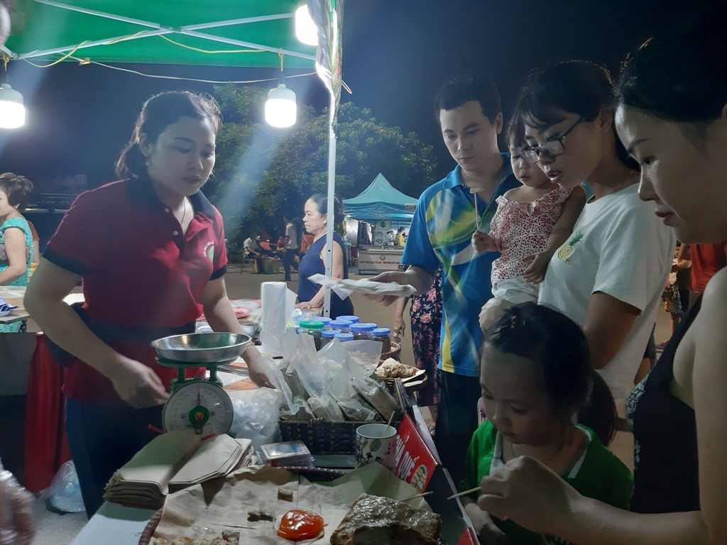 ໄຂ​ງານ​ຕະຫຼາດ​ນັດ ໂຄ​ສະ​ນາ, ແນະ​ນຳ, ເຊື່ອມ​ຕ​ໍ່​ການ​ພົວ​ພັນ​​ແລກ​ປ່ຽນການ​ຄ້າ​ຜະ​ລິດ​ຕະ​ພັນ OCOP