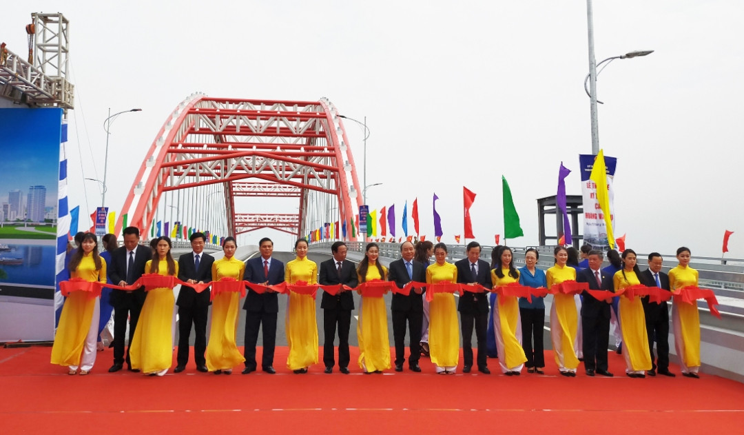 ທ່ານນາຍົກລັດຖະມົນຕີຫວຽດນາມ ຫງວຽນຊວັນຟຸກ ຕັດແຖບຜ້າ ຢູ່ພິທີເປີດສະຫຼອງນໍາຂົວ ຮວ່າງວັນຖຸ ເຂົ້າໃຊ້ງານ