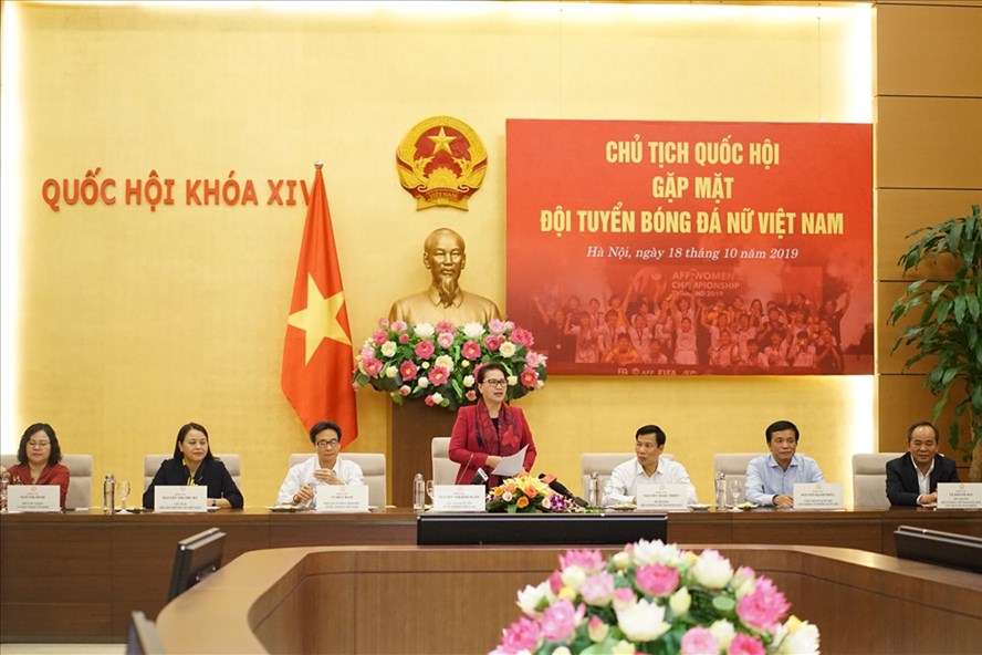 ປະທານສະພາແຫ່ງຊາດຫວຽດນາມພົບປະກັບທິມບານເຕະຍິງແຫ່ງຊາດຫວຽດນາມ