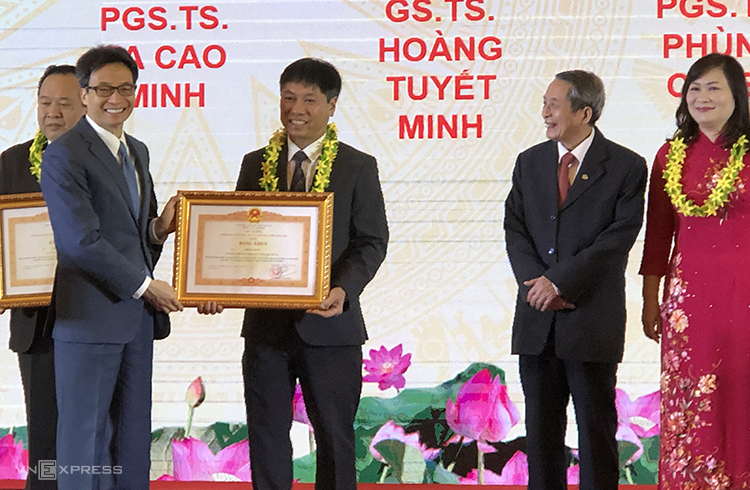 ພິ​ທີ​ເຊີດ​ຊູນັກ​ປັນ​ຍາ​ຊົນດ້ານ​ວິ​ທະ​ຍາ​ສາດ ແລະ ເຕັກ​ໂນ​ໂລ​ຊີ​ປີ 2019