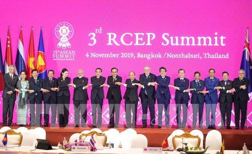 ກອງ​ປະ​ຊຸມ​ສຸດຍອດ​ອາ​ຊຽນ​ຄັ້ງ​ທີ 35: ສ.ເກົາຫຼີ ແລະ ວົງ​ການນັກ​ໄຈ້​ແຍກ ຕີ​ລາ​ຄາ​ສູງ RCEP