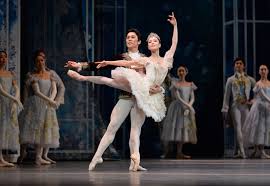 ສິລະປິນດີເລີດ ດ່າມຮ່ານຢາງ ແລະ ການນຳສິລະປະການຟ້ອນບາເລ ຫວຽດນາມ ອອກສູ່ຕ່າງປະເທດ