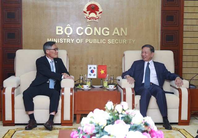 ລັດຖະມົນຕີກະຊວງຕຳຫຼວດຫວຽດນາມໂຕເລິມຕ້ອນຮັບຄະນະອົງການລາຊະການລັບສ.ເກົາຫຼີ