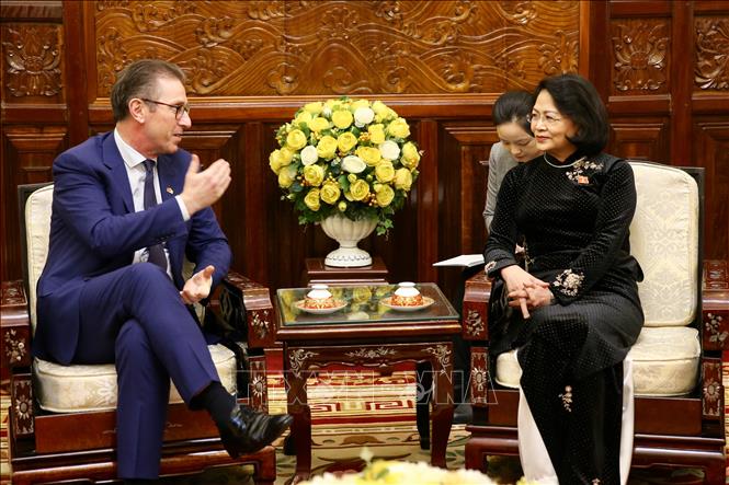 ທ່ານນາງ ຮອງປະທານປະເທດຫວຽດນາມ ດັ້ງທິງອັກທິ້ງ ຕອ້ນຮັບ ຜູ້ອຳນວຍການໃຫ່ຍ ບໍລິຫານກຸ່ມບໍລິສັດ Mainstream Renewable (ອຽກລັງ)