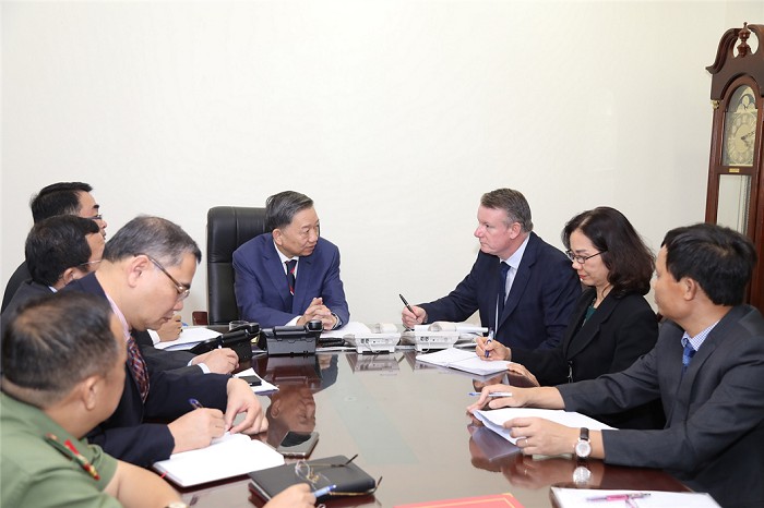 ເຫດ​ມີ​ຄົນ​ເສຍ​ຊີວິດ​ 39 ຄົນໃນ​ລົດ​ຕູ້ container: ກະຊວງຕໍາຫຼວດຫວຽດນາມ ພ້ອມ​ແລ້ວທີ່​ຈະ​ຈັດ​ສົ່ງ​ຄະນະ​​ໄປ​ປະຕິບັດ​ງານ​ຢູ່​ອັງ​ກິດ