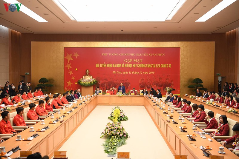 ທ່ານ​ນາ​ຍົກ​ລັດ​ຖະ​ມົ​ນ​ຕີ ຫງວຽນ​ຊວັນ​ຟຸກ ພົບ​ປະ​ກັບ​ທິມ​ ບານເຕະ ​ຍິງ ຫວຽດ​ນາມ ແລະ ​ທິມ​ ​ບານເຕະ ຊາຍ ຫວຽດ​ນາມ