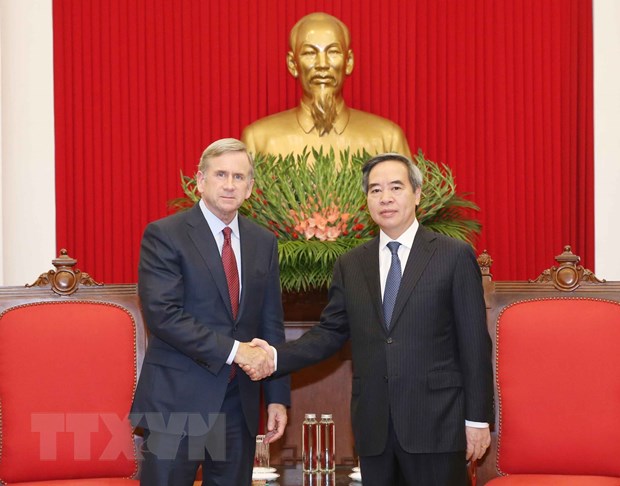 ຫົວ​ໜ້າ​ຄະ​ນະ​ເສດ​ຖະ​ກິດ​ສູນ​ກາງ​ພັກ​ກອມ​ມູ​ນິດ​ຫວຽດ​ນາມຫງວຽນ​ວັນ​ບິ່ງຕ້ອນ​ຮັບຮອງ​ປະ​​ທານ​ຜູ້​ບໍ​ລິ​ຫານກຸ່ມ​ບໍ​ລິ​ສັດQualcommອາ​ເມ​ລິ​ກາ