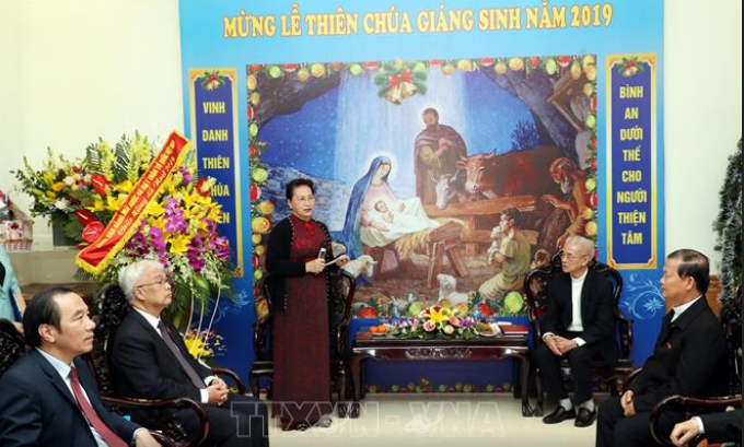 ທ່ານນາງປະທານສະພາແຫ່ງຊາດຫວຽດນາມອວຍພອນວັນບຸນຄຼິດສະມາດຢູ່ຄະນະກຳມະການສາມັກຄີກາໂຕລິກຫວຽດນາມ