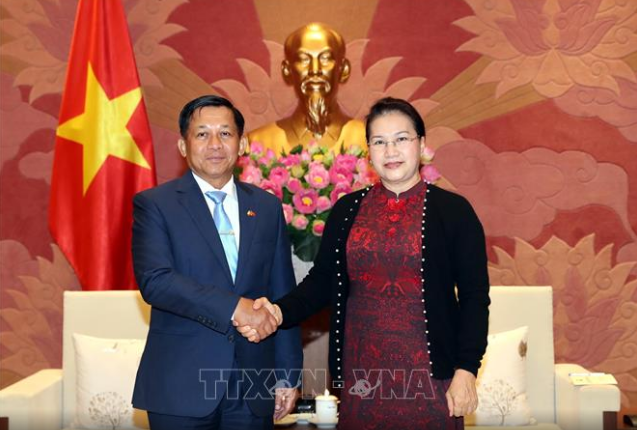 ທ່ານ​ນາງ​ປະ​ທານ​ສະ​ພາ​ແຫ່ງ​ຊາດ ຫວຽດ​ນາມ​ຫງວຽນ​ທິ​ກິມ​ເງິນ ໃຫ້​ການ​ຕ້ອນ​ຮັບ ​ຜູ້ບັນ​ຊາ​ການ​ໃຫຍ່​ບັນ​ດາ​ກຳ​ລັງ​ປະ​ກອບ​ອາ​ວຸດ ມຽນ​ມາ