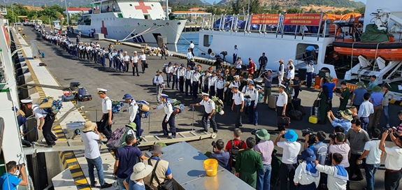 ຂົນ​ສົ່ງ​ສິນ​ຄ້າ​ໄປ​ຍັງ​ເມືອງ​ເກາະ​ເຈື່ອງ​ຊາ​ເພື່​​ອຮັບ​ໃຊ້​ບຸນ​ເຕັດ