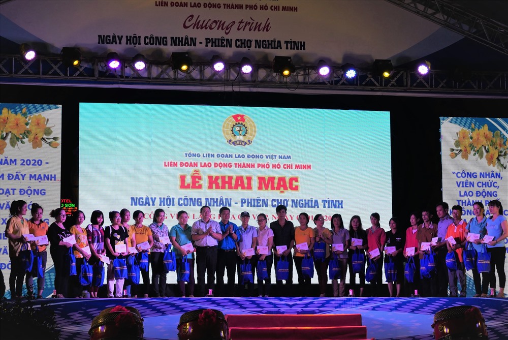 ການ​ເຄື່ອນ​ໄຫວບຸນ​ຢື້​ຢາມ​ຖາມ​ຂ່າວມອບ​ຂອງ​ຂວັ​ນ​ໃຫ້​ແກ່ ກຳ​ມະ​ກອນ, ​ແຮງ​ງານ​ທີ່​ທຸກ​ຍາກໃນ​ໂອ​ກາດ​ບຸນ​ເຕັດ