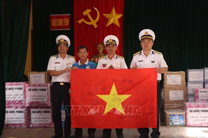 ການ​ເຄື່ອນ​ໄຫວ​ຢ້ຽມ​ຢາມ, ອວຍ​ພອນ​ບຸນ​ເຕັດ ທະ​ຫານ ແລະ ປະ​ຊາ​ຊົ​ນ ຢູ່​ບັນ​ດາ​ເກາະ​ທີ່​ຂຶ້ນ​ກັບ​ໝູ່​ເກາະ ເຈື່ອງ​ຊາ