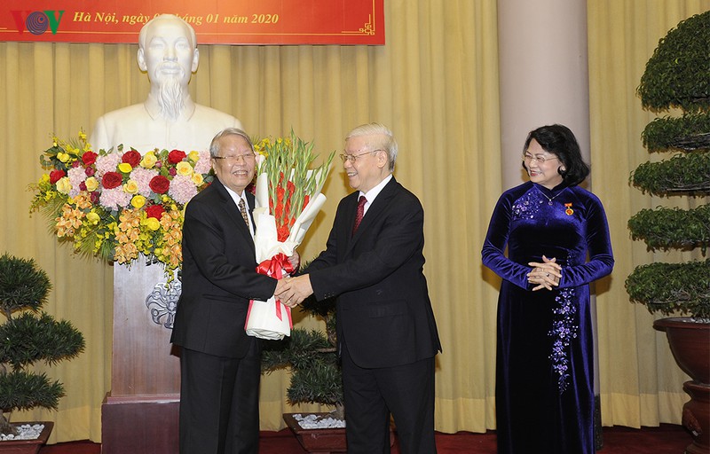 ທ່ານ​ເລຂາທິການ​ໃຫຍ່, ປະທານ​ປະ​ເທດ ຫວຽດນາມ ຫງວຽນຝູຈ້ອງ ມອບ​ເຄື່ອງໝາຍ ພັກ ​ໃຫ້​ແກ່​ພະນັກງານ​ຂັ້ນ​ສູງ​ແຫ່ງ​ລັດ