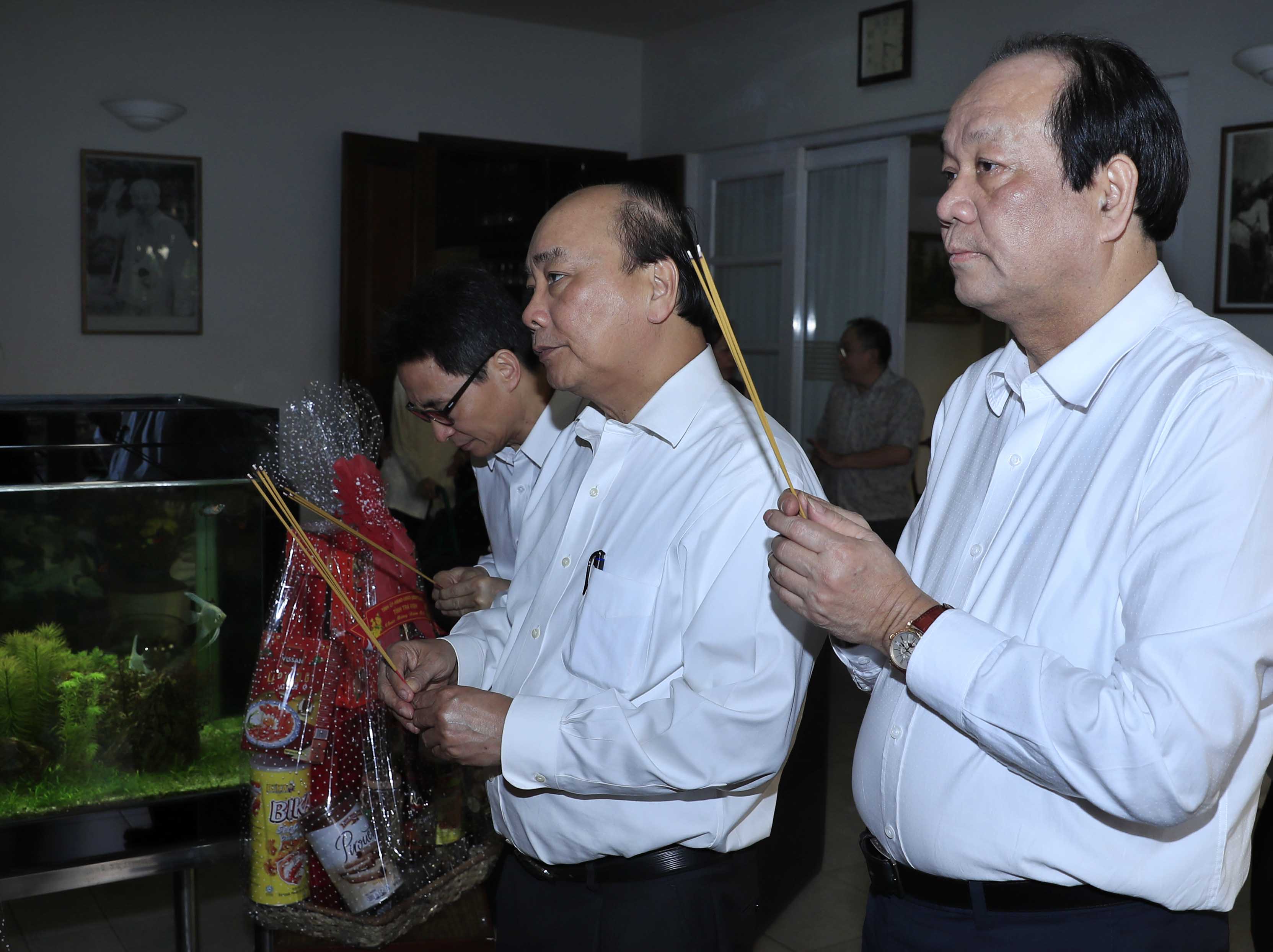 ນາຍົກລັດຖະມົນຕີ ຫງວຽນຊວນຟຸກ ຖວາຍດອກໄມ້ ໄຕ້ທູບທຽນບູຊາ ອາໄລຫາບັນດາອະດີດການນຳພັກ, ລັດຫວຽດນາມ