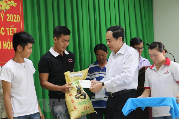 ການ​ເຄື່ອນ​ໄຫວຢ້ຽມຢາມ, ​ເບິ່ງ​ແຍງ​ດູ​ແລຊາວ​ຜູ້​ອອກ​ແຮງ​ງານ ​ແລະ ຄອບຄົວ​ເປົ້າໝາຍນະ​ໂຍບາຍ​ໃນ​ໂອກາດ ບຸນ​ເຕັດ​