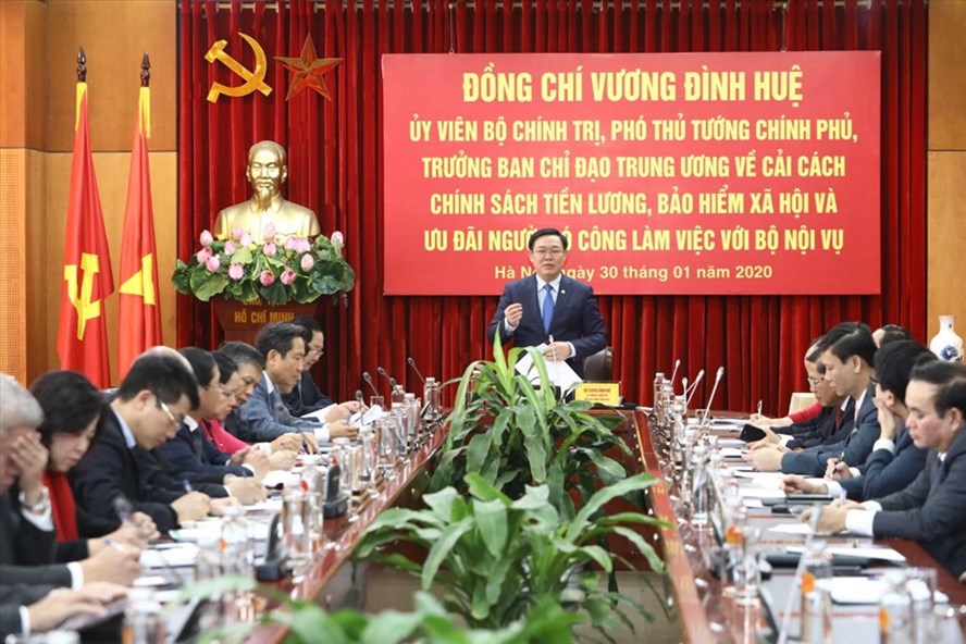 ທ່ານ​ຮອງ​ນາ​ຍົກ​ລັດ​ຖະ​ມົນ​ຕີ ເວືອງ​ດີ່ງ​ເຫ້ວ ເຮັດ​ວຽກ ​ກັບ​ກະ​ຊວງ​ພາຍ​ໃນ