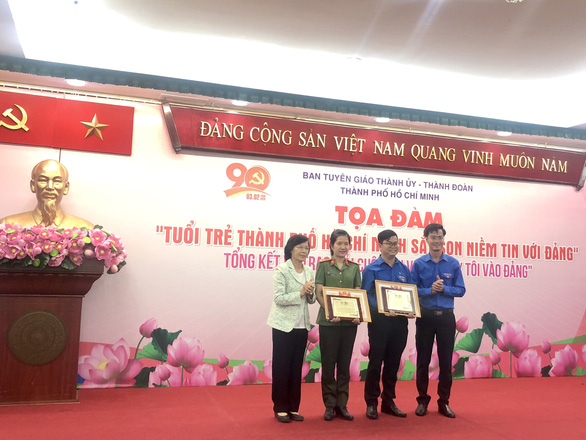 ຈັດ​ຕັ້ງບັນດາ​ການ​ເຄື່ອນ​ໄຫວ​ຢ່າງຟົດ​ຟື້ນ​ມ່ວນ​ຊືນ  ​ເພື່ອ​ສະ​ເຫຼີມສະຫຼອງ 90 ປີ​ແຫ່ງ​ວັນ​ສ້າງ​ຕັ້ງ​ພັກ​ກອມ​ມູນິດ​ຫວຽດນາມ
