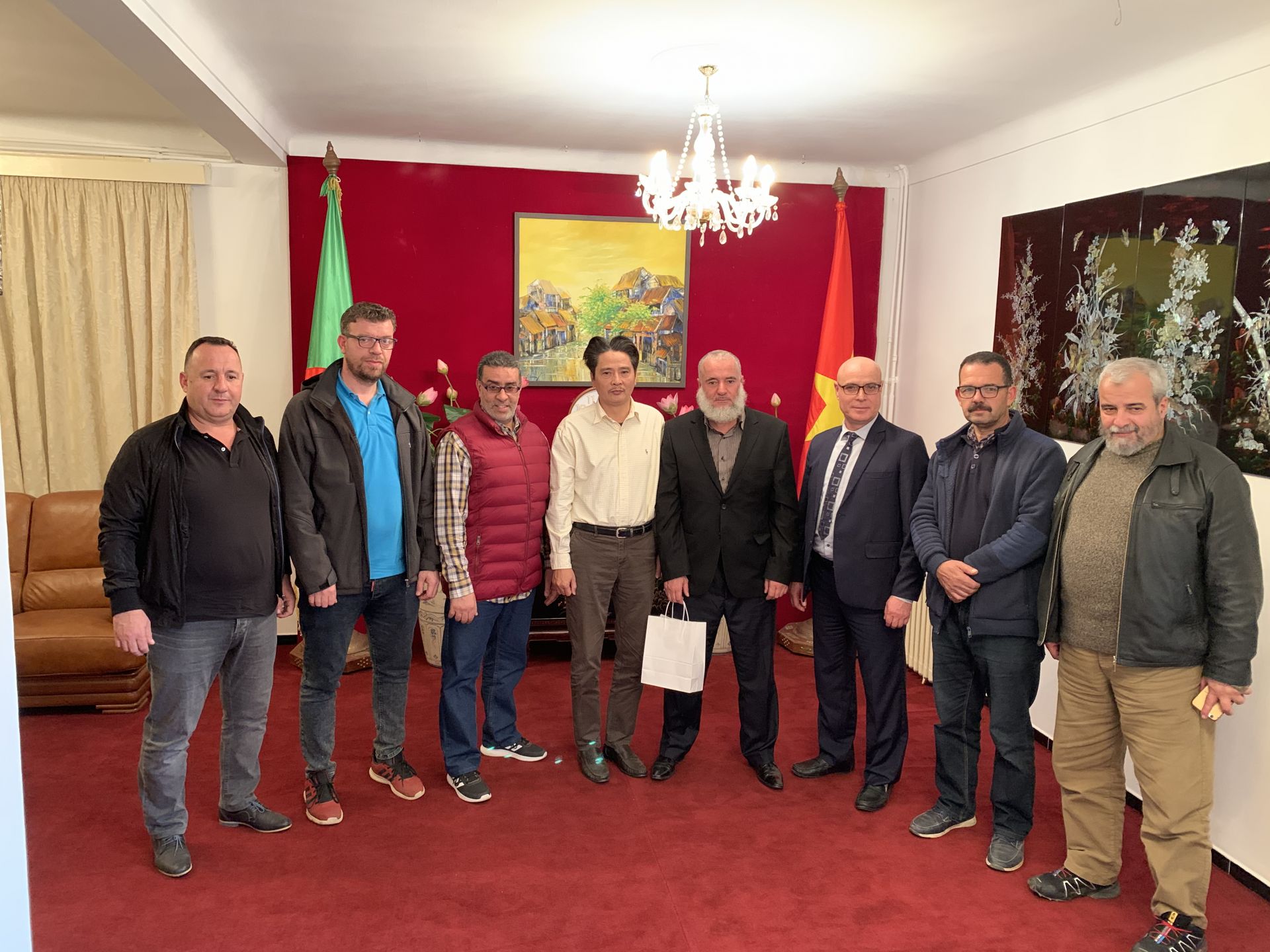 ເອກ​ອັກ​ຄະ​ລັດ​ຖະ​ທູດ​ຫວຽດ​ນາມ​ປະ​ຈຳ ອານ​ເຊ​ຣ​ີ​ພົບ​ປະ​ແລະ ເຮັດ​ວຽກ​ກັບ​ຜູ້​ຕາ​ງ​ໜ້າ ບັນ​ດາສະ​ຫະ​ພັນ ແລະ ວິຊ​າ​ມວຍ​ພື້ນ​ເມືອງ ຫວຽດ​ນາມ