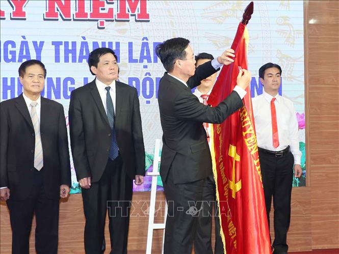 ສະ​ເຫຼີມ​ສະຫຼອງ 90 ປີ ແຫ່າງວັນ​ສ້າງ​ຕັ້ງ ສື່​ເອ​ເລັກ​ໂຕ​ນິກ ພັກ​ກອມ​ມູ​ນິດ ຫວຽ​ດ​ນາມ