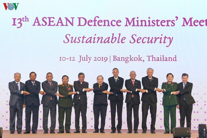 ກອງ​ປະ​ຊຸມ ວົງແຄບ ADMM ເລີ່ມດຳ​ເນີນ​ກອງ​ປະ​ຊຸມ​ຄົບ​ຄະ​ນະຢ່າງ​ເປັນ​ທາງ​ການ