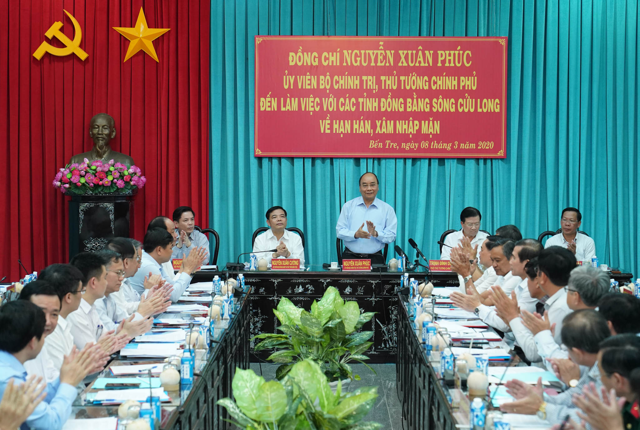 ທ່ານ​ນາ​ຍົກ​ລັດ​ຖະ​ມົນ​ຕີ​ ຫງວຽນ​ຊວ​ັນ​ຟຸກ ເຮັດ​ວຽກ​ກັບ​ບັນ​ດາ​ແຂວງ​ເຂດ​ທົ່ງ​ພຽງ​ແມ່​ນ້ຳ​ຂອງ​ທາງ​ພາກ​ໃຕ້​ຫວຽດ​ນາມ ກ່ຽວ​ກັບ​ໄພ​ແຫ້ງ​ແລ້ງ ແລະ ນ້ຳ​ທະ​ເລ​ຊືມ