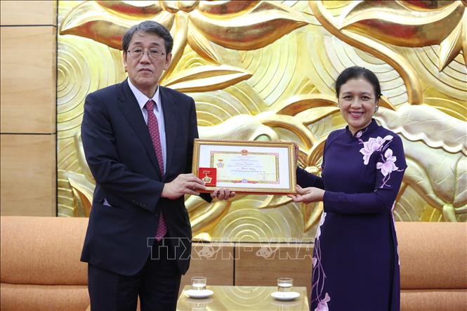 ມອບຫຼຽນ​ໄຊ​ທີ່​ລະ​ນຶກ “ເພື່ອ​ສັນ​ຕິ​ພາບ​ມິດ​ຕະ​ພາບ​ລະ​ຫວ່າ​ງ​​ຊາດ” ໃຫ້​ແກ່​ທ່ານ​ເອກ​ອັກ​ຄະ​ລັດ​ຖະ​ທູດ​ຍີ່​ປຸ່ນປະ​ຈຳຫວຽດ​ນາມ