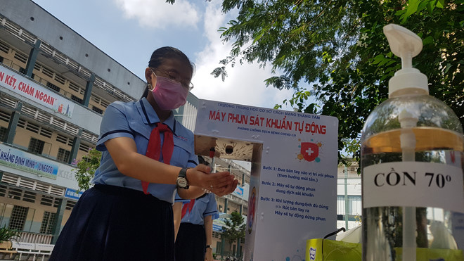 ມະ​ຫາ​ວິ​ທະ​ຍາ​ໄລ ກຸຍ​​ເຍີນ ປະ​ດິດ​ ​ເຄື່ອງ​ລ້າງ​ມືຂ້າ​ເຊື້ອອັດ​ຕະ​ໂນ​ມັດ ແລະ ເຄື່ອງວັດ​ແທກ​ອຸນ​ຫະ​​ພູມ ​ຮ່າງ​ກາຍ​ໂດຍ​ບໍ່​ຕ້ອງ​ການສຳ​ຜັດ​