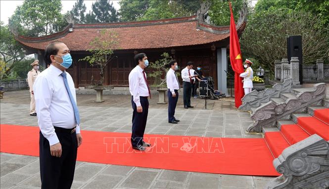 ພິທີ​ໄຫວ້​ບູຊາພະ​ບິດາ​ແຫ່ງ​ຊາດ ລາກ​ລອງ​ກວັນ, ຖະຫວາຍ​ດອກ​ໄມ້​ໄຕ້​ທູບ​ທຽນບູຊາ ອາ​ໄລ​ຫາ​ພະ​​ແມ່ ຂອງ​ຊາດ ​ເອົາ​ເກີ