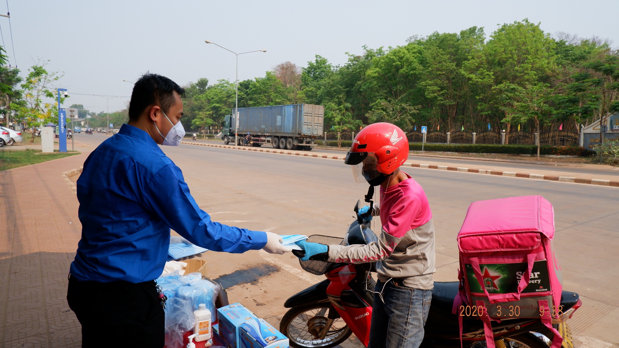 ນັກ​ສຶ​ກ​ສາ​ຫວຽດ​ນາມຢູ່​ລາວ ຕັ້ງ​ໜ້າ​ປະ​ກອບ​ສ່ວນ​ເຂົ້າ​ໃນວຽກ​ງານປ້ອງ​ກັນ ແລະ ສະ​ກັດ​ກັ້ນ​ໂລ​ກ​ລະ​ບາດ​ ຢູ່​ລາວ