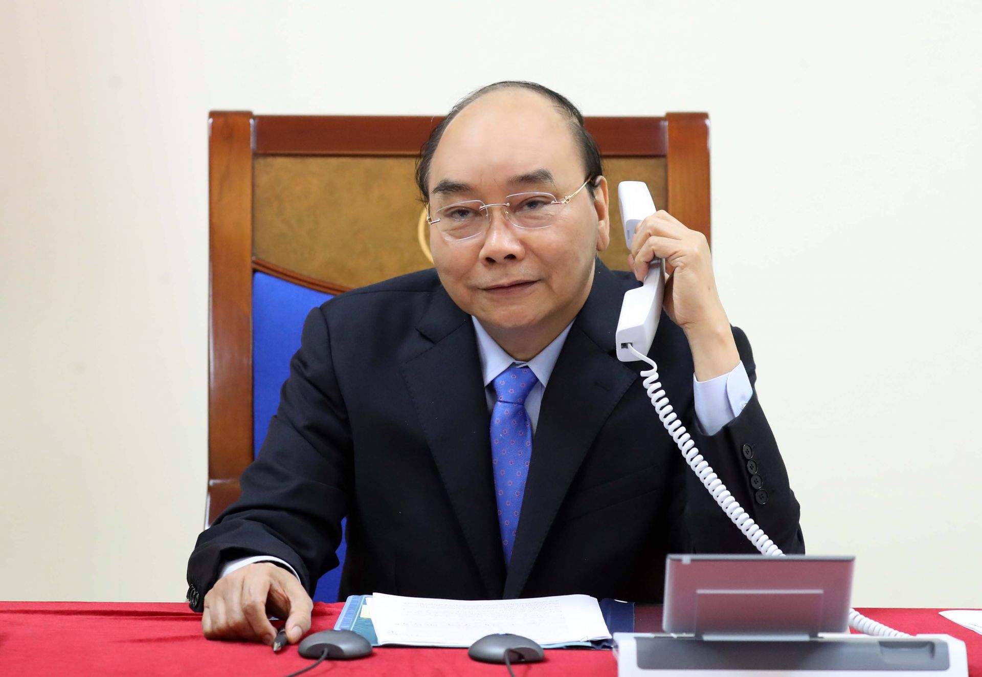 ນາຍົກລັດຖະມົນຕີຫວຽດນາມ ຫງວຽນຊວັນ​ຟຸກ ​ໂອ້​ລົມ​ທາງ​ໂທລະສັບ​ກັບ​ນາຍົກລັດຖະມົນຕີ ອິນ​ເດຍ