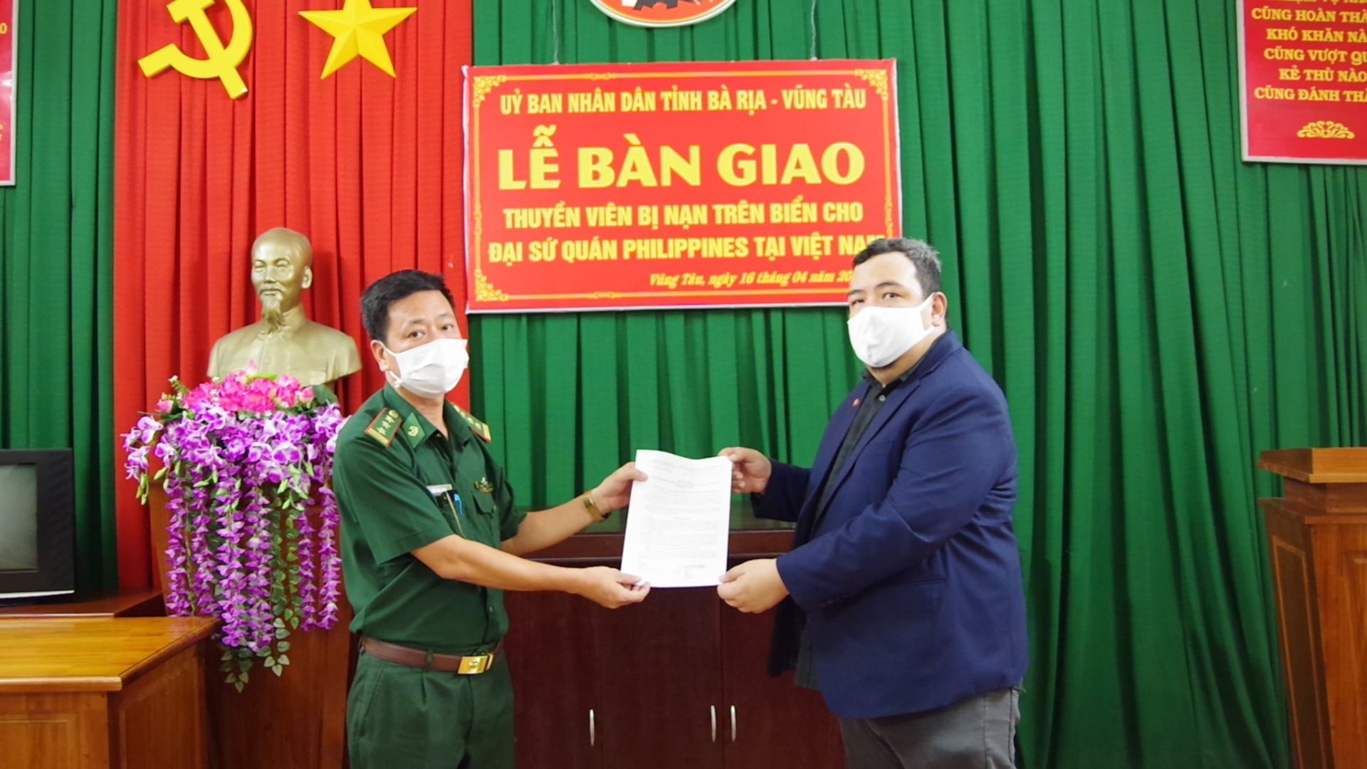 ທະ​ຫານ​ປ້ອງ​ກັນ​ຊາຍ​ແດນ​ແຂວງ ບ່າ​ເ​ຣ້ຍ-ຫວູງ​ເຕົ່າ ມອບສົ່ງລູກ​ເຮືອ​ຊາວ ຟີ​ລິບ​ປີນ ກັບ​ເມືອ​ປະ​ເທດ