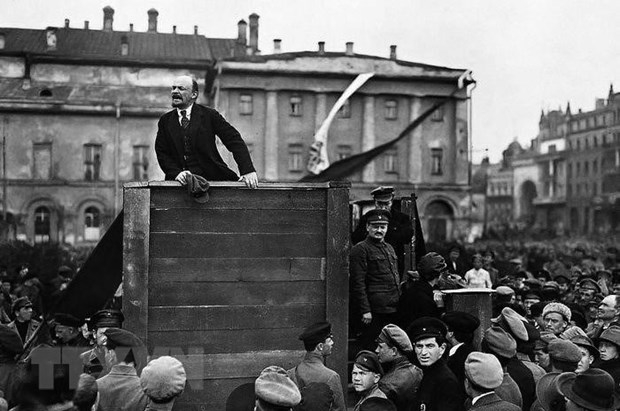 V.I.Lenin - ນັກແນວຄິດທີ່ຍິ່ງໃຫຍ່, ຜູ້ນຳທີ່ປີ​ຊາ​ສາ​ມາດ ຂອງຊົນຊັ້ນກຳມະກອນ, ປະຊາຊົນ​ຜູ້ອອກແຮງງານ ແລະ ບັນດາຊົນຊາດທີ່ຖືກກົດຂີ່ ໃນທົ່ວໂລກ