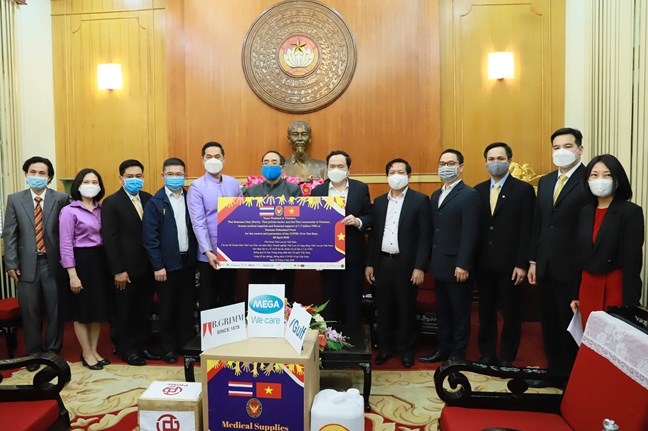 ມີ​ເງິນສະ​ໜັບ​ສະ​ໜູນ ແລະ ຈົດ​ທະ​ບຽນ​ບໍ​ລິ​ຈາກໃຫ້​ແກ່​ການ​ສະ​ໜັບ​ສະ​ໜູນ​​ການປ້ອງ​ກັນ, ສະ​ກັດ​ກັ້ນ​ໂລກລະ​ບາດ Covid – 19 ເປັນ​ຈຳ​ນວນຫຼາຍກ່​ວາ 1.900 ຕື້​ດົ່ງ (ກ່​ວາ 80.8 ລ້ານ USD)