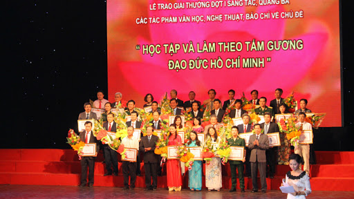 ພິທີ​ມອບ​ລາງ​ວັນ​ປະດິດ​ແຕ່ງ ​ແລະ ​ໂຄສະນາ​ຜະລິດ​ຕະພັນ​ວັນນະ​ຄະດີສິລະ​ປະ, ສື່​ມວນ​ຊົນ ຕາມ​ຫົວ​ຂໍ້ ຮໍ່າຮຽນ ​ແລະ ປະຕິບັດ​ຕາມ​ແນວ​ຄິດ, ​ຄຸນສົມບັດ ​ແລະ ​ແບບ​ແຜນການ​ດໍາລົງ​ຊີວິດ​ຂອງ​ປະທານ​ໂຮ່ຈີ​ມິນ