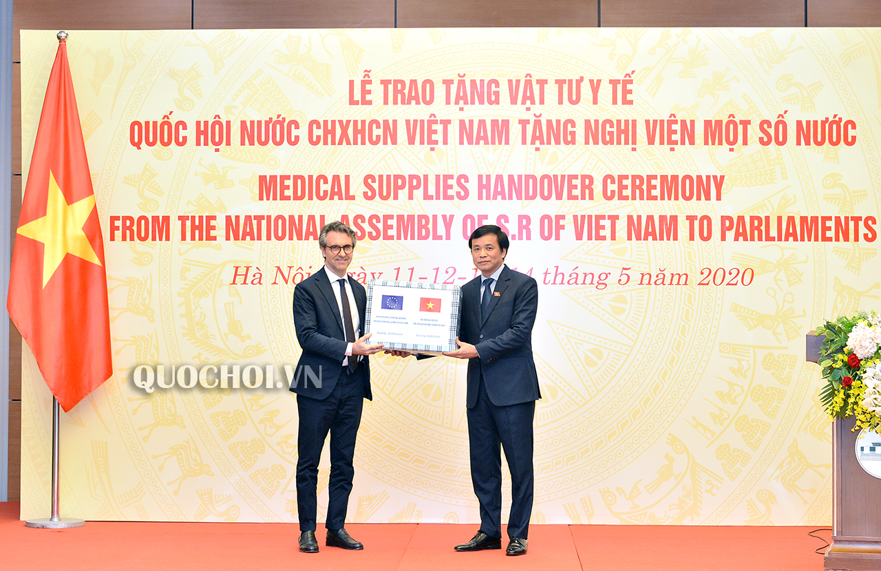 ສະພາ​ແຫ່ງ​ຊາດ​ຫວຽດນາມ ​​ມອບ​ອຸປະກອນ​ການ​ແພດ​ໃຫ້​ລັດຖະສະພາ​ບາງ​ປະ​ເທດ