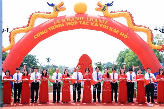 ທ່ານ​ນາ​ຍົກ​ລັດ​ຖະ​ມົນ​ຕີ​ຫງວຽນ​ຊວັນ​ຟຸກ ຕັດ​ແຖບ​ຜ້າ​ເປີດ​ສະຫຼອງ​ກິດ​ຈະ​ການ “ສະ​ຫະ​ກອນ​ກັບ​ລຸງ​ໂຮ່”