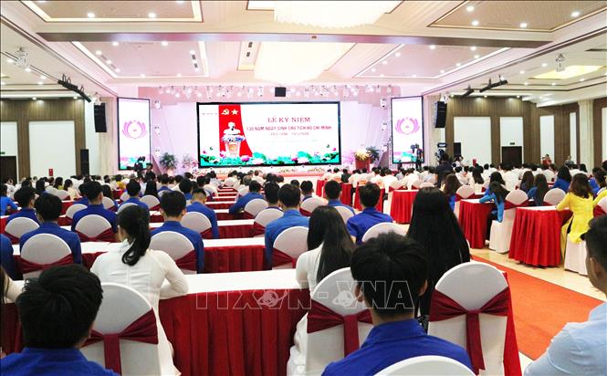 ເງະອານຈັດຕັ້ງການສະເຫຼີມສະຫຼອງ 130 ປີແຫ່ງວັນຄ້າຍວັນເກີດຂອງປະທານ ໂຮ່ຈີມິນ ຂຶ້ນຢ່າງສົມກຽດ