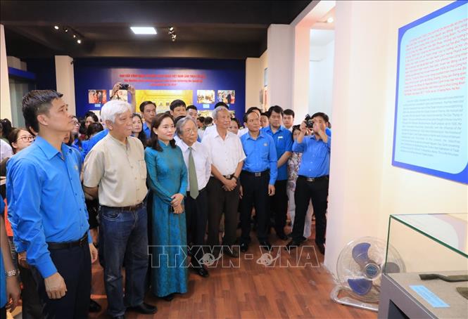 ງານ​ວາງສະ​ແດງດ້ວຍ​ຫົວ​ຂໍ້ ປະທານ​ໂຮ່ຈີ​ມິນ ກັບ​ຊົນ​ຊັ້ນ​ກໍາມະກອນ ​ແລະ ອົງການ​ກໍາມະບານ​ຫວຽດນາມ”