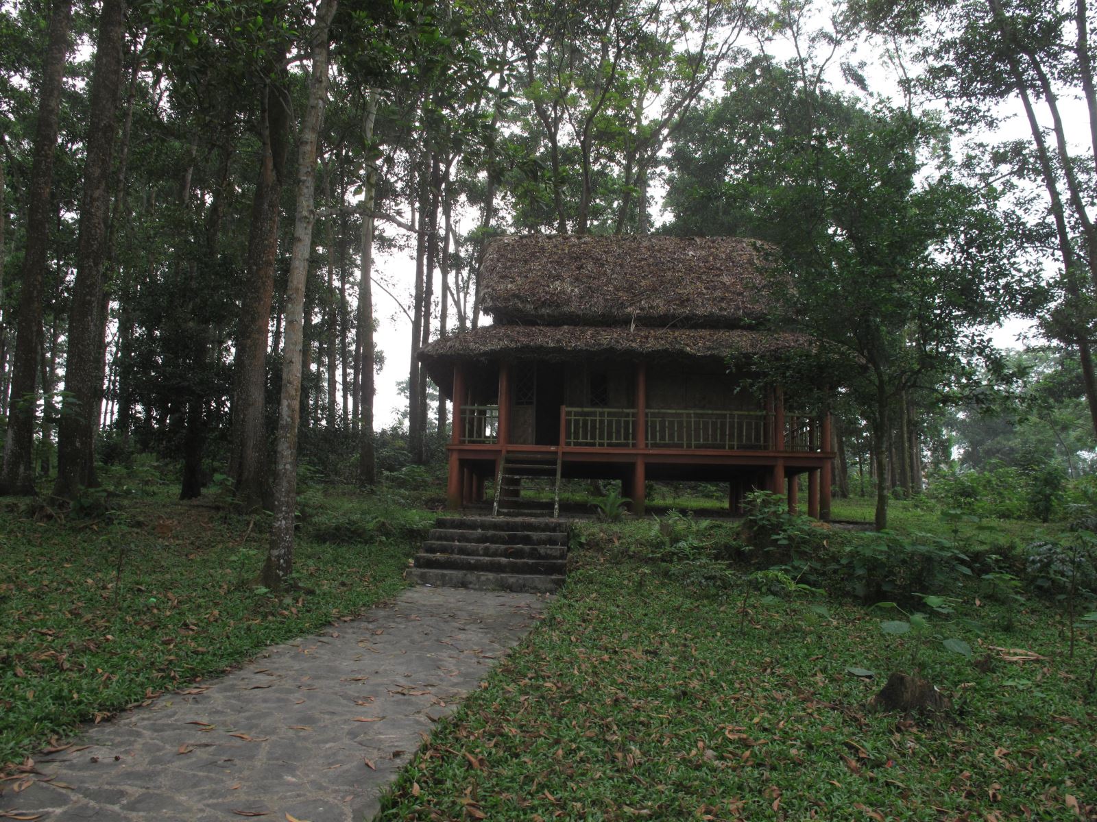 ​ເຂດ​ປູຊະນີ​ຍະສະ​ຖານ​ປະຫວັດສາດ​ແຫ່ງ​ຊາດ​ປະຕິວັດ ລາວ ຢູ່​ແຂວງ​ຕວຽນກວາງ ຂອງຫວຽດນາມ