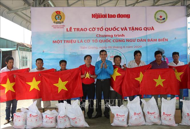 ມອບທຸງຊາດ 2000ໃບໃຫ້ແກ່ຊາວປະມົງຕິດພັນກັບທະເລ