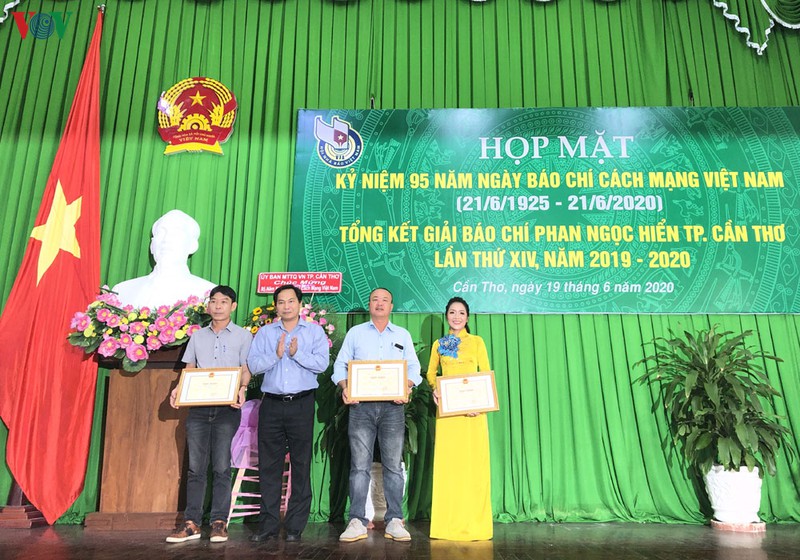 ເຊີດ​ຊູ​ບັນ​ດາ​ການ​ປະ​ກອບ​ສ່ວນ​ຂອງ​ຖັນ​ແຖວ​ຜູ້​ປະ​ກອບ​ອາ​ຊີບດ້ານ​ການ​ສື່​ສານ