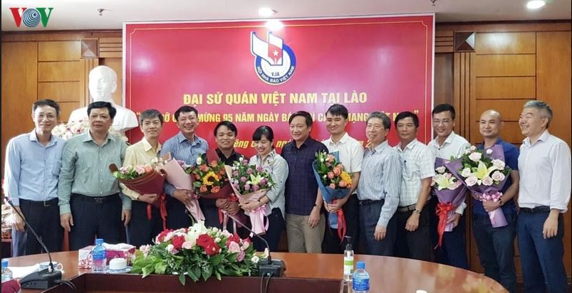 ສະ​ຖານ​ທູດ​ຫວຽດ​ນາມ ປະ​ຈຳ​ລາວອວຍ​ພອນ​ບັນ​ດາ​ອົງ​ການ​ສື່ມວນ​ຊົນ​ເນື່ອງ​ໃນ​ໂອ​ກາດ​ສະ​ເຫຼີມ​ສະຫຼອງ 95 ປີ​ແຫ່ງວັນສື່ມວ​ນ​ຊົນປະ​ຕິ​ວັດ ຫວຽດ​ນາມ