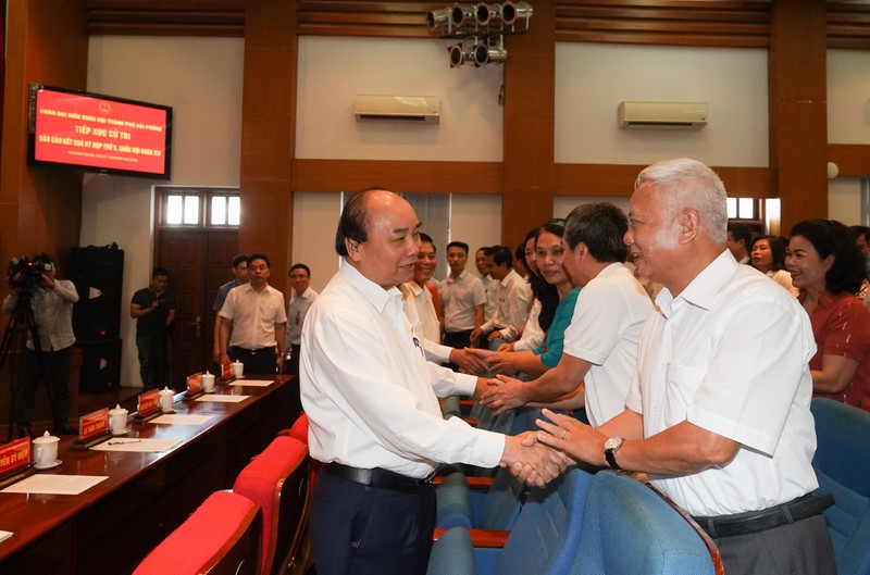 ນາ​ຍົກລັດ​ຖະ​ມົນ​ຕີ​ຫວຽດ​ນາມ ຫງວຽນ​ຊວັນ​ຟຸກ ລົງພົບ​ປະ​ກັບ​ຜູ້​ມີ​ສິດ​ເລືອກ​ຕັ້ງ​ຢູ່​ນະ​ຄອນ​ຫາຍ​ຟ່ອງ