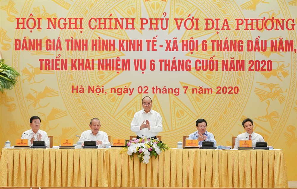 ທ່ານ​ນາ​ຍົກ​ລັດ​ຖະ​ມົນ​ຕີ ຫງວຽນ​ຊວັນ​ຟຸກ​ເຂົ້າ​ຮ່ວມກອງ​ປະ​ຊຸ​ມ​ທາ​ງ​ອອນ​ລາຍ​ທົ່ວ​ປະ​ເທດ​ລະ​ຫວ່າງ​ລັດ​ຖະ​ບານ ແລະ ບັນ​ດາ​ທ້ອ​ງ​ຖິ່ນ
