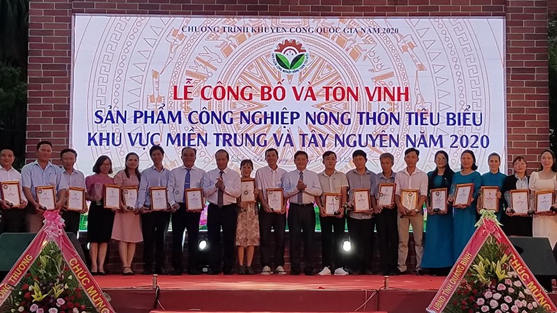 ເຊີດ​ຊູ ແລະ ມອບ​ໃບ​ຢັ້ງ​ຢືນ​ໃຫ້​ແກ່​ 100 ຜະ​ລິດ​ຕະ​ພັນ​ອຸດ​ສາ​ຫະ​ກຳຊົນ​ນະ​ບົດທີ່ເປັນ​ແບບ​ຢ່າງຢູ່​ເຂດ​ພາກ​ກາງ - ໄຕ​ງວຽນ​