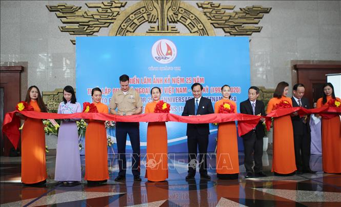 ງານວາງສະແດງພາບຖ່າຍ ສະເຫຼີມສະຫຼອງ 25 ປີ ແຫ່ງວັນສ້າງການພົວພັນທາງການທູດ ລະຫວ່າງ ອາເມລິກາ ແລະ ຫວຽດນາມ ເປັນປົກກະຕິ
