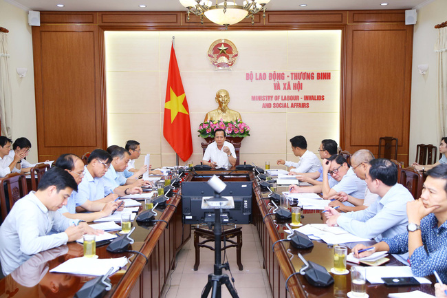 ຈັດ​ຕັ້ງ​ການ​ພົບ​ປະ​ກັບ​ຜູ້​ແທນ ​ແມ່​ຫວຽດນາມ ວິລະ​ຊົນ ທົ່ວ​ປະ​ເທດ ຄັ້ງ​ທໍາ​ອິດ